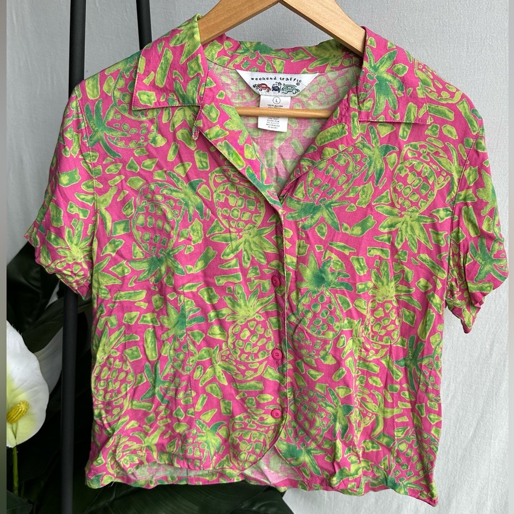 Vintage Weekend Traffic Hawaiian SemiCropped Button Down 100% Rayon / Size Large